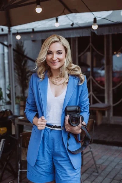 Piękna Kobieta Freelancer Blogger Influencer Aparatem Rękach Fotograf Hobby Miękkie — Zdjęcie stockowe