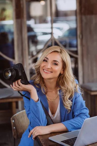 Hermosa Mujer Freelancer Blogger Influencer Con Laptop Trabaja Remotamente Bebe — Foto de Stock