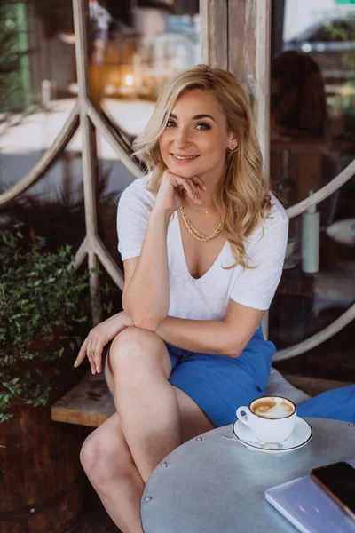 美しい幸せな若い女性 ビジネス女性 フリーランス ラップトップを使用し 昼食中にカフェでコーヒーを飲んでいます 柔らかい選択的フォーカス — ストック写真