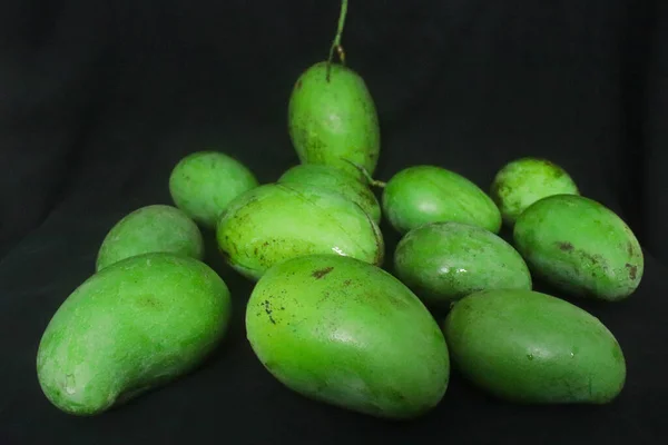 Ramo Fresco Plátano Amarillo Aislado Sobre Fondo Amarillo — Foto de Stock