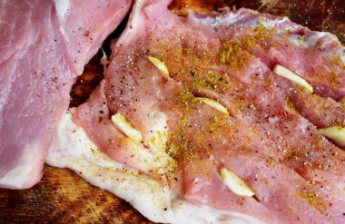 Baharatlı çiğ domuz filetosu..