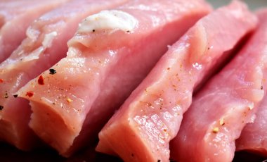 Büyük parça çiğ domuz filetosu.