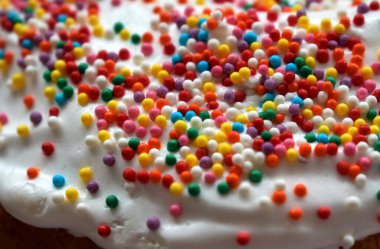 Paskalya pastası üzerine renkli pasta kaplaması.