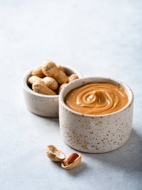 seramik kasede fıstık ezmesi