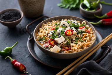 Tofulu ve sebzeli ramen