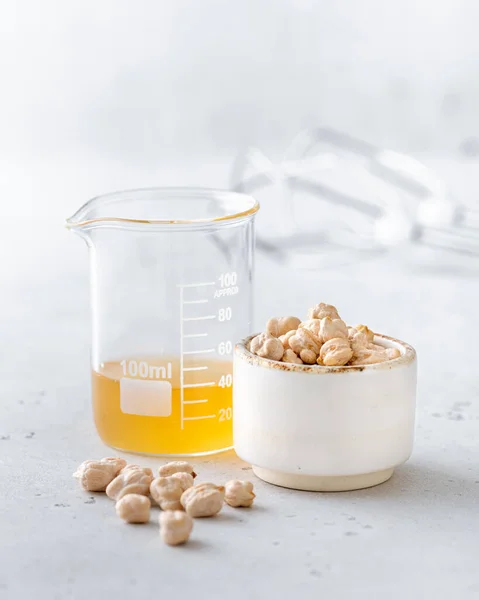 Aquafaba, nohut suyu boşaltıyor.