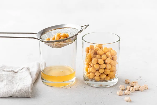 Aquafaba, nohut suyu boşaltıyor.