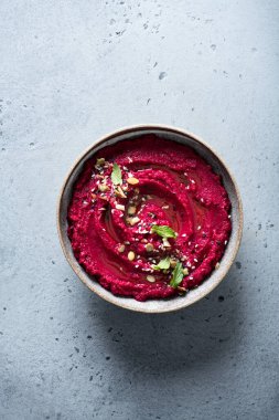 Seramik kasede pancar humusu. 