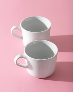 Pastel pembede iki boş beyaz bardak.