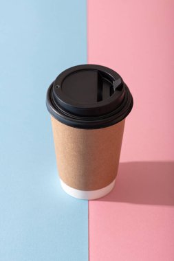 Pastel pembede boş kağıt kahve bardağı