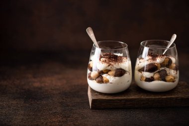 bir bardakta tiramisu