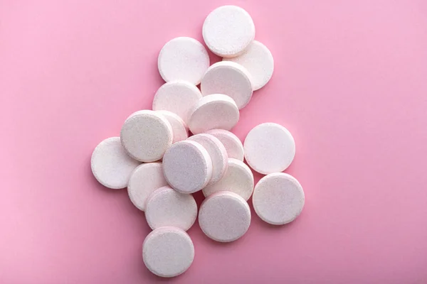Effervescent tablets on pastel pink — Stock Photo, Image