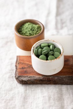 Klorella hapları ve spirulina tozu.