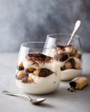bir bardakta tiramisu