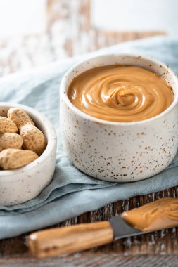 seramik kasede fıstık ezmesi