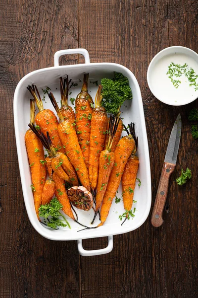 İştah açıcı fırında havuç.