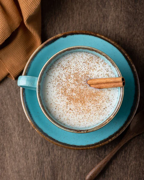 Türk geleneksel sıcak içecek salonu ahşap arka planda, seçici odaklı