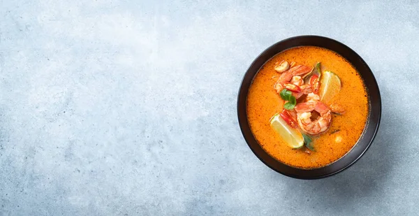 Tom Yam Kung Sopa Tailandesa Picante Con Camarones Tazón Negro — Foto de Stock