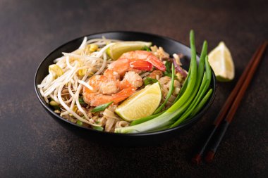 Taş zeminde karidesli Pad Thai, seçici odak
