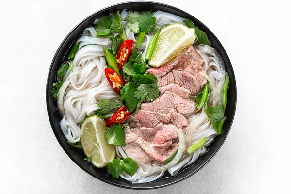 Pho Vietnamese Soep Met Rund Rijst Noedels Een Witte Achtergrond — Stockfoto