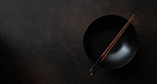 Tigela de cerâmica preta vazia — Fotografia de Stock