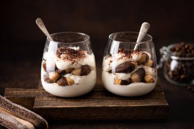 bir bardakta tiramisu