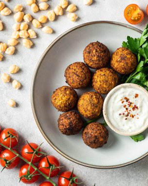 Kızarmış falafel topları.