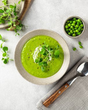 Seramik kasede yeşil bezelye çorbası, üst manzara.