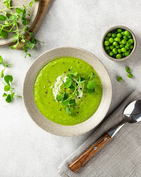 Yeşil bezelye çorbası, üst manzara.