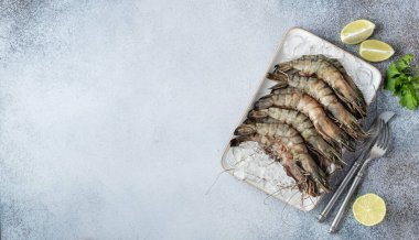 Buzda çiğ kaplan karidesleri