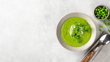Yeşil bezelye çorbası, üst manzara.