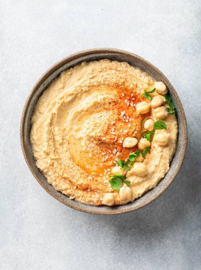Seramik kasede humus. 