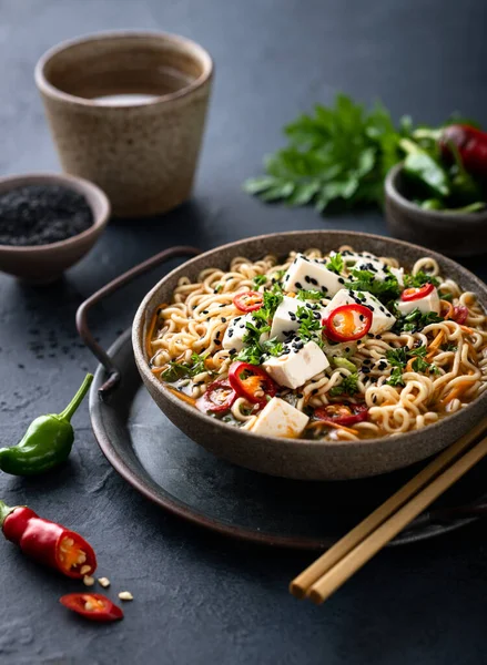 Ramen con tofu e verdure — Foto Stock