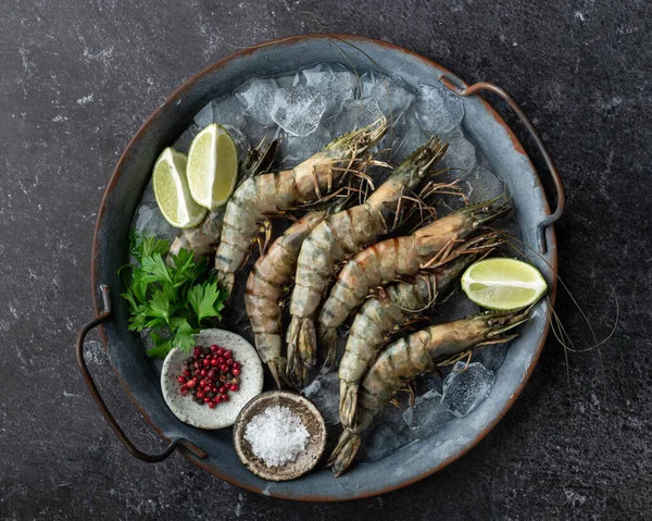 Buzda çiğ kaplan karidesleri