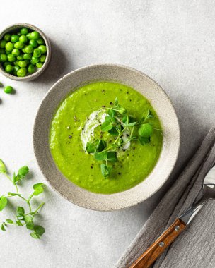 Yeşil bezelye çorbası, üst manzara.
