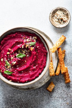 Seramik kasede pancar humusu. 