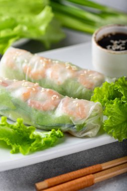 Karides ve sebzeli börek.