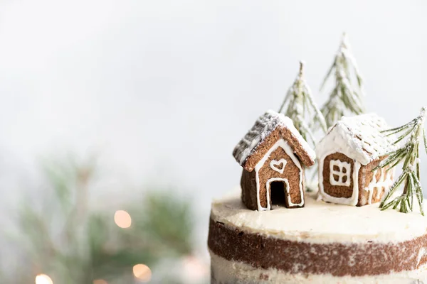 Pastel de Navidad con casas de jengibre — Foto de Stock