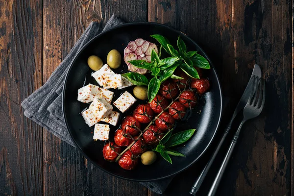 Queso Feta Tomates Cherry Horneados Albahaca Aceitunas Ensalada Enfoque Selectivo — Foto de Stock