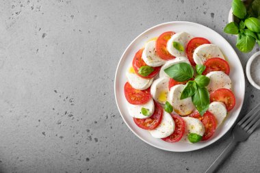İtalyan Caprese salatası 
