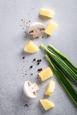 Mantar çorbası için malzemeler 