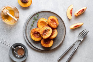 Ballı ve tarçınlı fırında şeftali