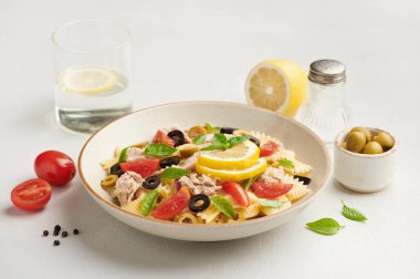 Beton arka planda ton balığı salatası, seçici odak