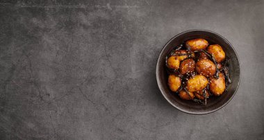 Kore usulü, soya jöleli bebek patatesleri, Gamja Jorim, üst manzara, kopyalama alanı.