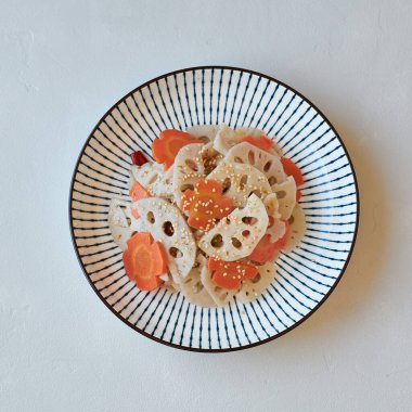 Lotus kökü ve susamlı havuç salatası.