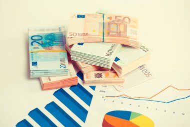 Borsa, vergi, eğitim konsepti. Euro banknot banknotları yığını ile çizelgeleri kağıtları 