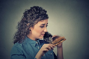 Mutsuz sinir bozucu kadın şaşırttı kadın saç, fark split uçları kaybetti