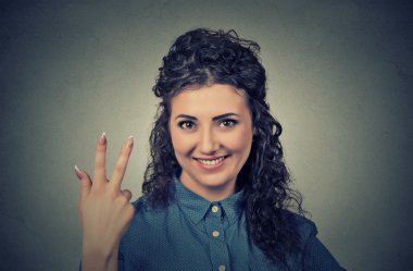 üç parmak işareti jest bir genç güzel kadın portresi
