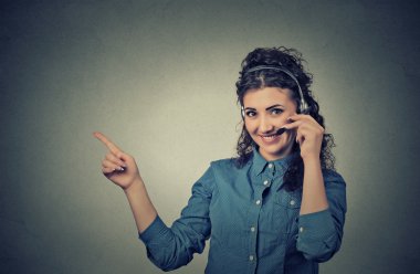 Kadın müşteri temsilcisi de kopya alanı işaret telefon kulaklık ile gülümseyen
