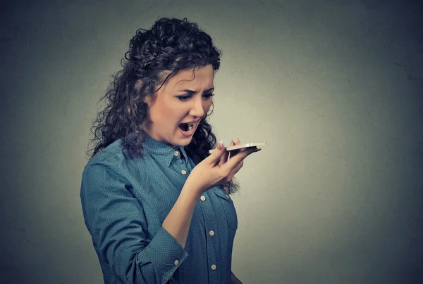 Νεαρή γυναίκα ουρλιάζοντας στο κινητό τηλέφωνο — Φωτογραφία Αρχείου